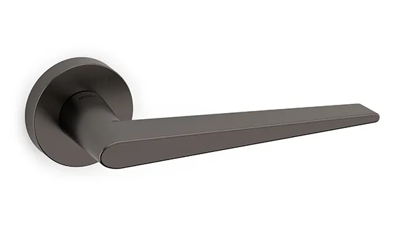 olivari-nina-maniglia-per-porta-design-obliquo image 1