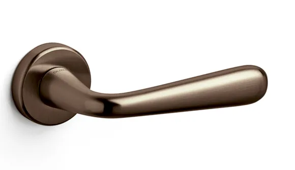 olivari-golia-maniglia-per-porta-interna-design-giovane-e-versatile image 1