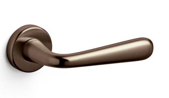 olivari-golia-maniglia-per-porta-interna-design-giovane-e-versatile image 1